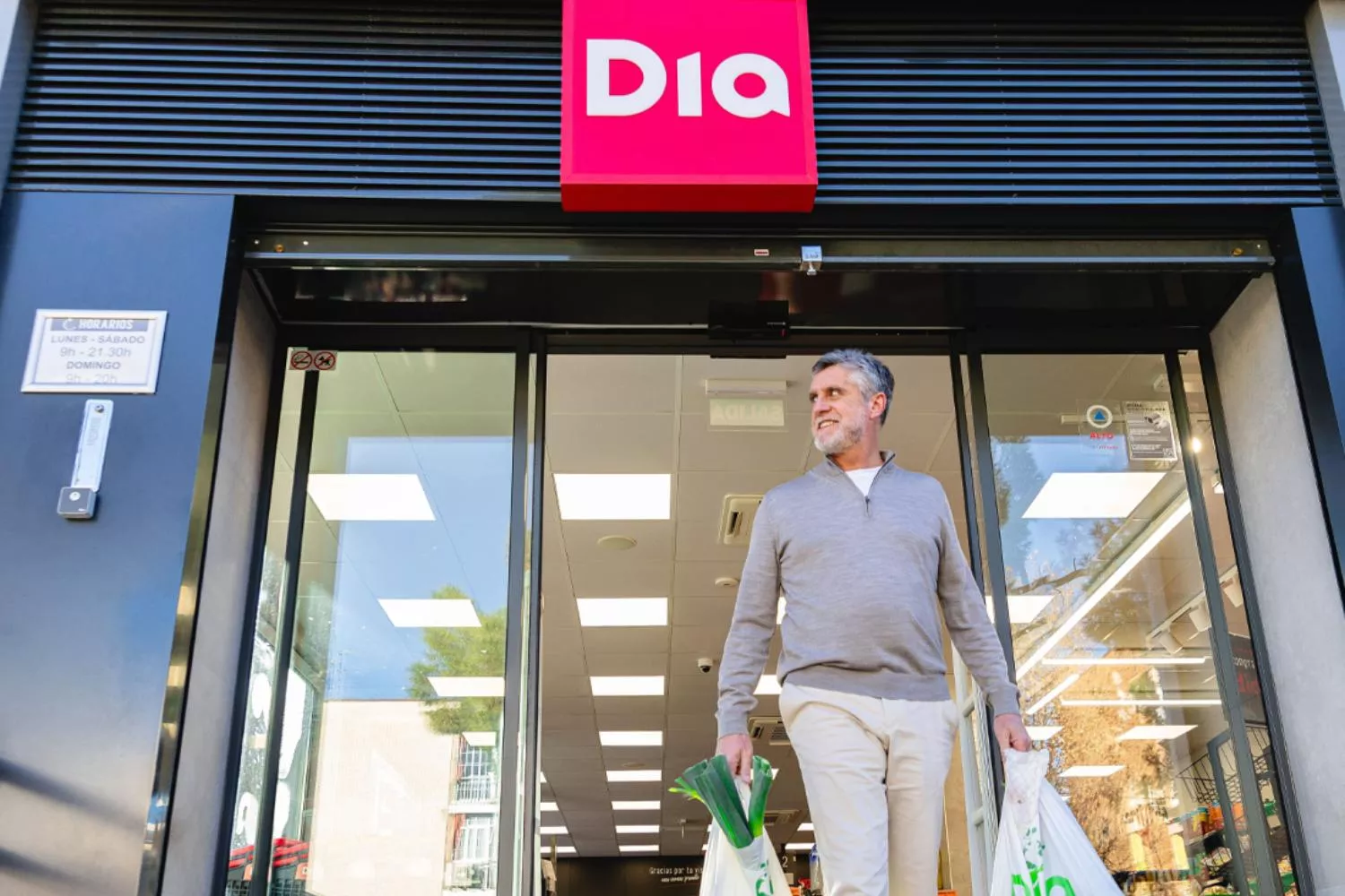 Un comprador en un supermercado Dia / DIA