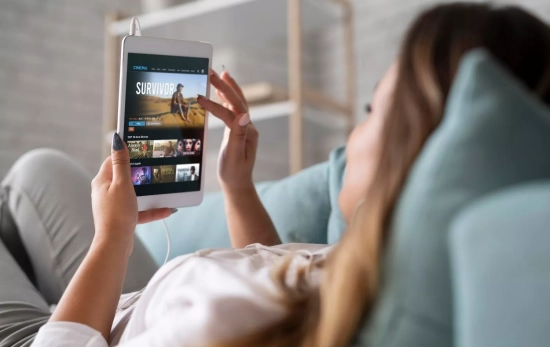 Una persona ve películas en su tablet / FREEPIK