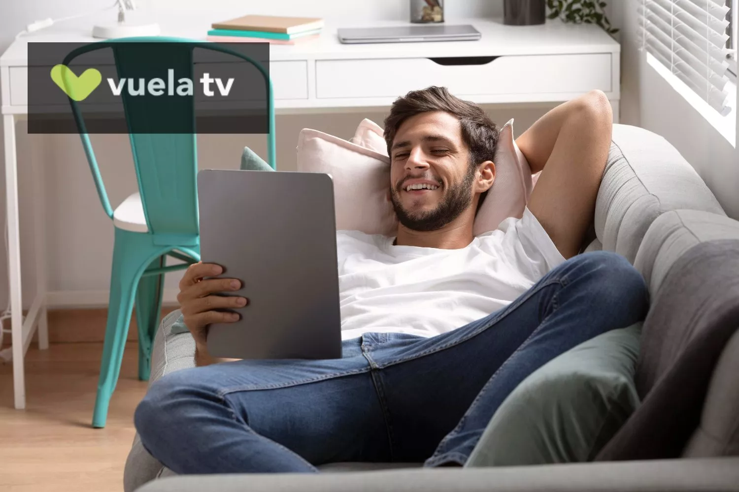 Una persona disfruta de los contenidos de Vuela TV  / FOTOMONTAJE