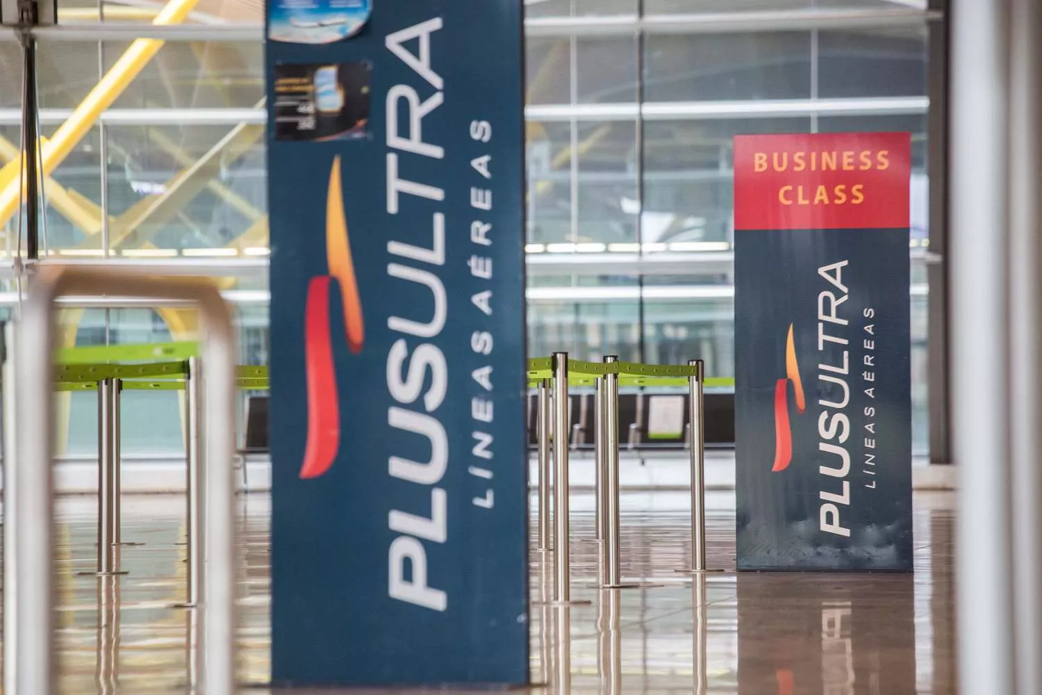 Paneles de Plus Ultra en el aeropuerto de Madrid / EP