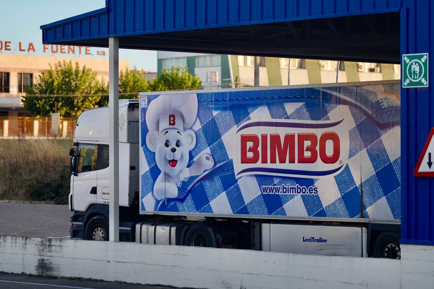 Un trabajador afectado por el ERE conduce un camión de Bimbo   M.A Santos   EP