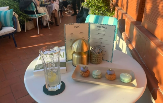 Un St-Germain Spritz, dulces y la carta / TC