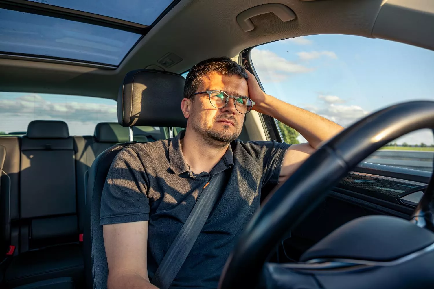 Un conductor en su coche / FREEPIK - pvproductions