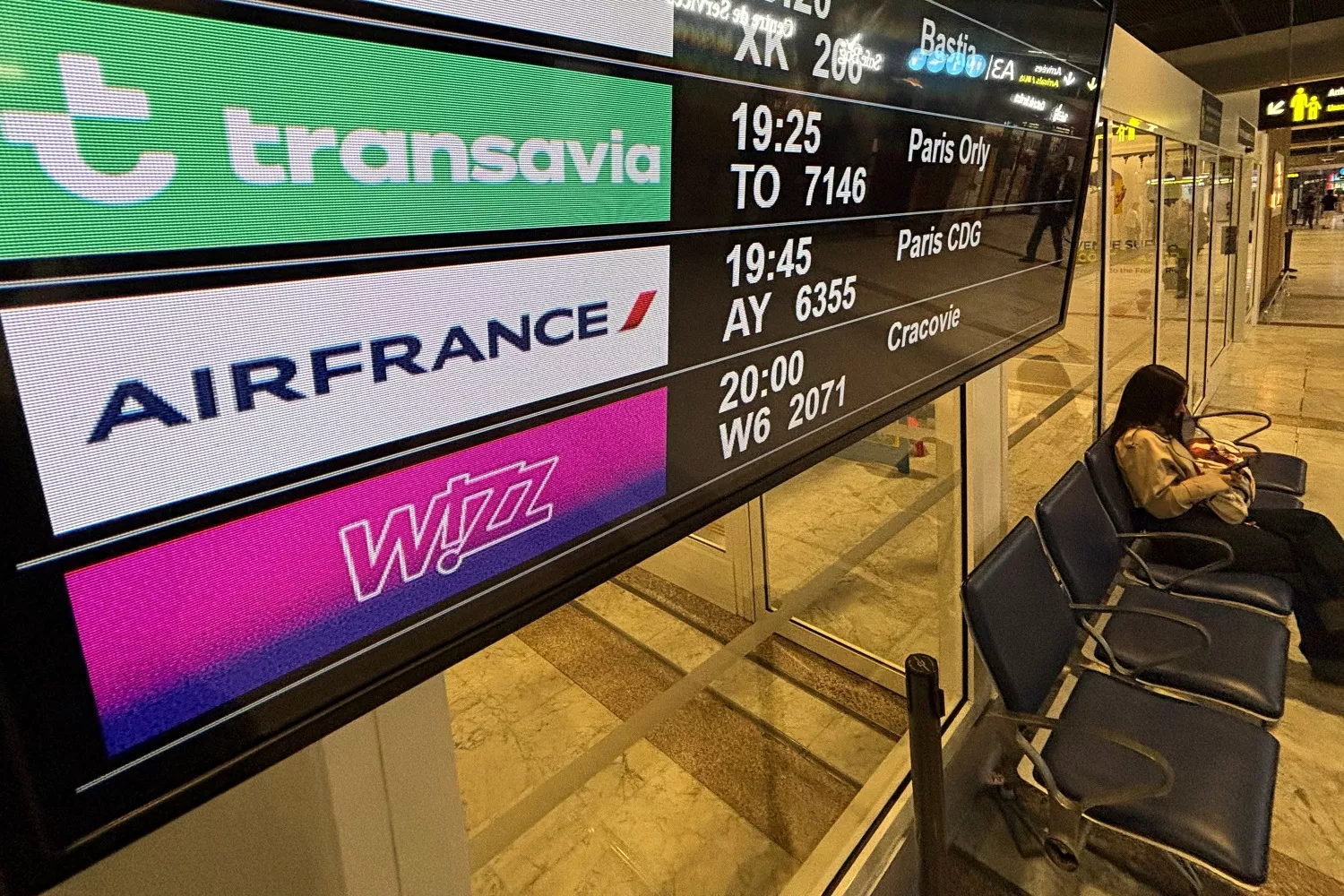 Una adolescente espera su vuelo con Air France / SEBASTIEN NOGIER - EFE