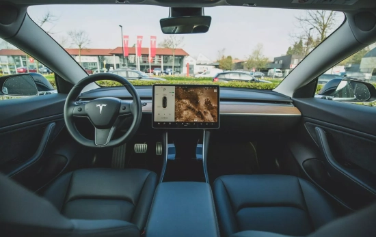 Interior de un Tesla / UNSPLASH