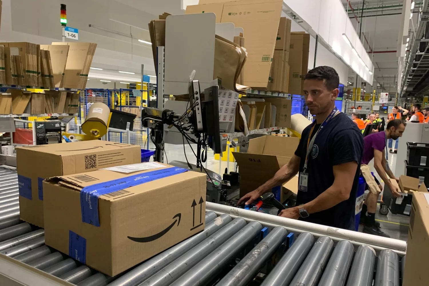 Operarios del centro logístico de Amazon / Fermín Cabanillas - EFE