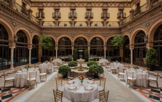 El patio del Hotel Alfonso XIII / MARRIOTT