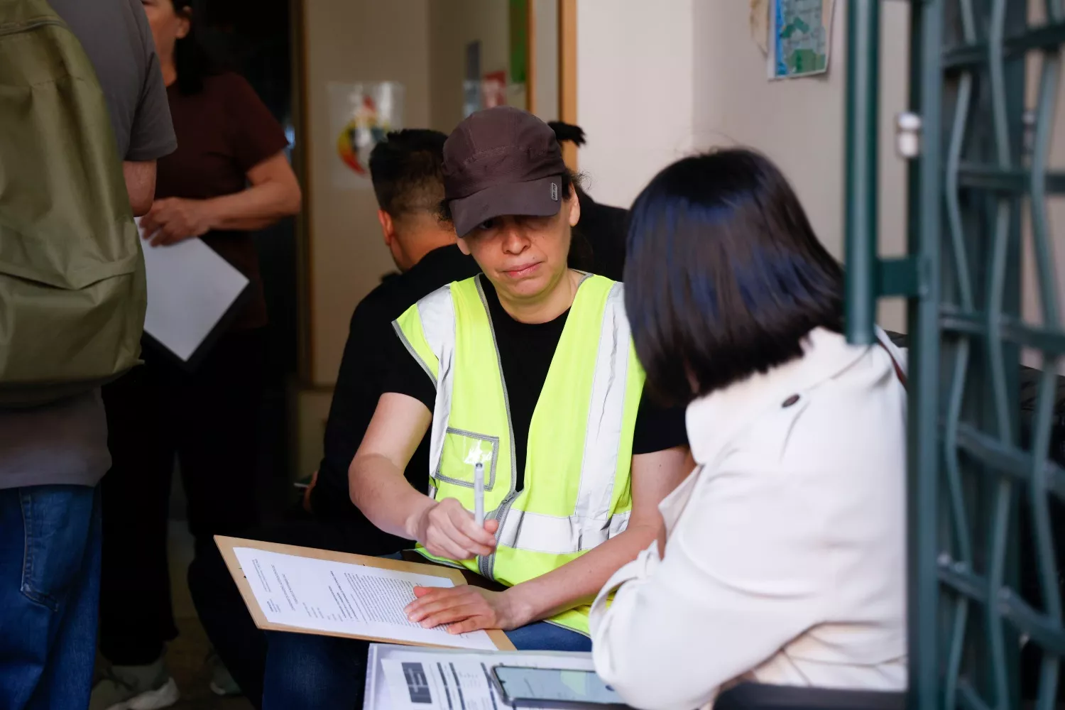 Una voluntaria ayuda con la solicitud para la regularización de migrantes / Maria Aguilella Pardo - EFE