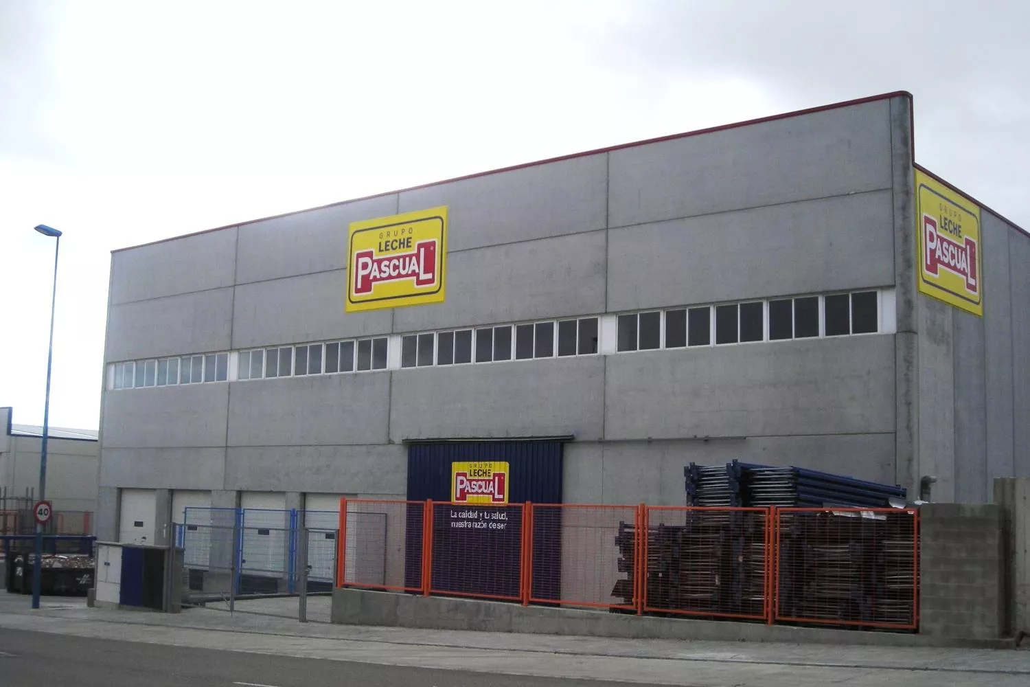 Una planta de producción de Leche Pascual cerrada   EP