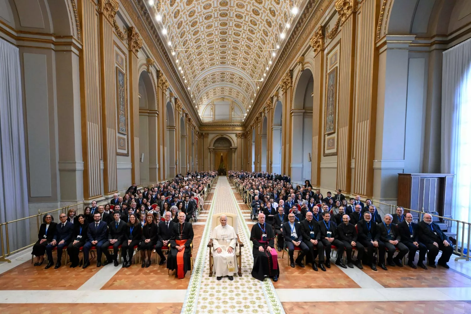 Papa León XIV (c), durante una reunión con los empleados de la Conferencia Episcopal Italiana   VATI