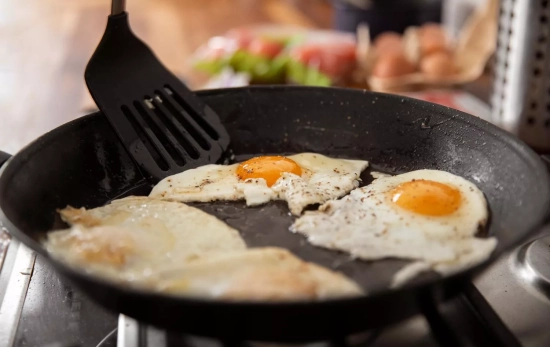 Una persona fríe huevos / FREEPIK Una persona fríe huevos / FREEPIK