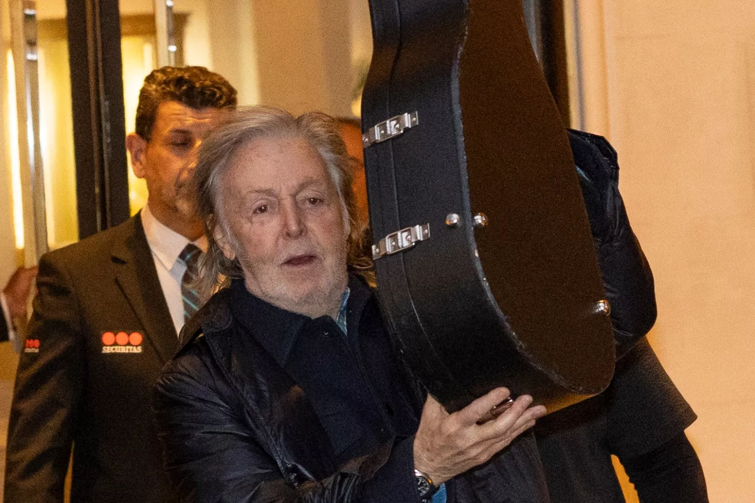 Paul McCartney con una de sus guitarras a la salida del Hotel Ritz, en Madrid   José Ruiz   EP