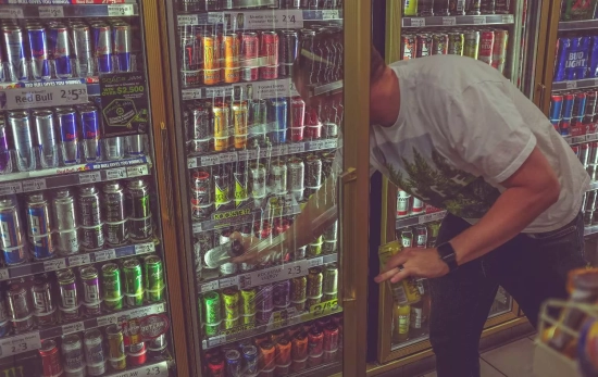 Un joven elige entre distintas bebidas energéticas / UNSPLASH Un joven elige entre distintas bebidas energéticas / UNSPLASH