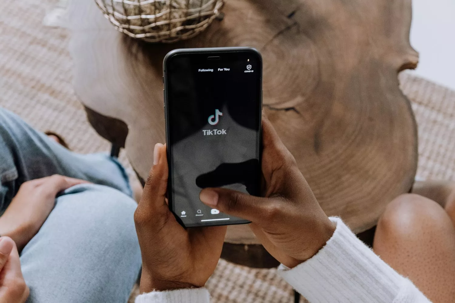 Una persona utiliza TikTok   PEXELS