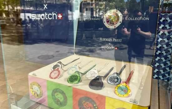 Los nuevos relojs de Audemars Piguet y Swatch expuestos en la tienda   CONSUMIDOR GLOBAL