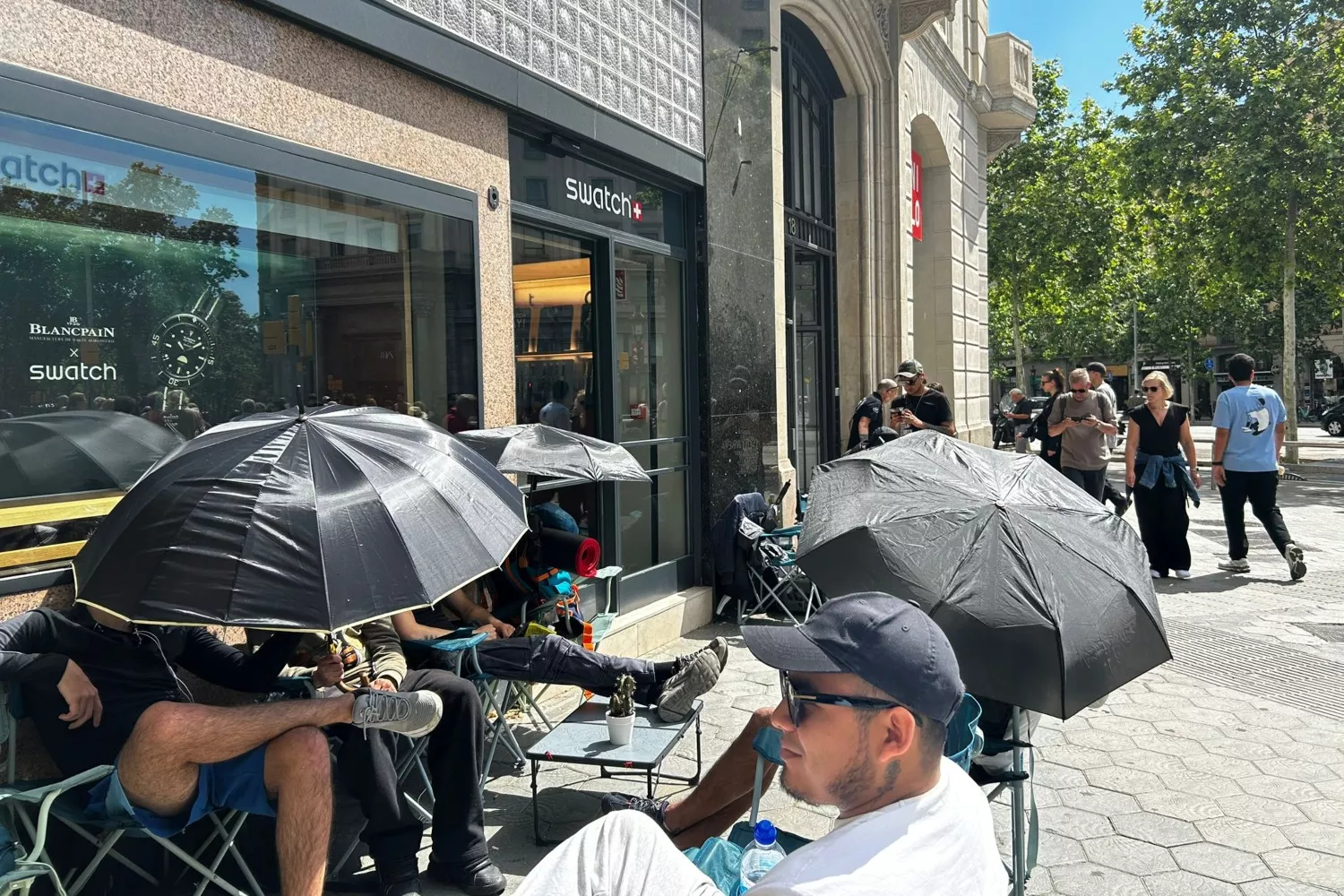 Jóvenes acampando delante de la tienda de Swatch / CONSUMIDOR GLOBAL