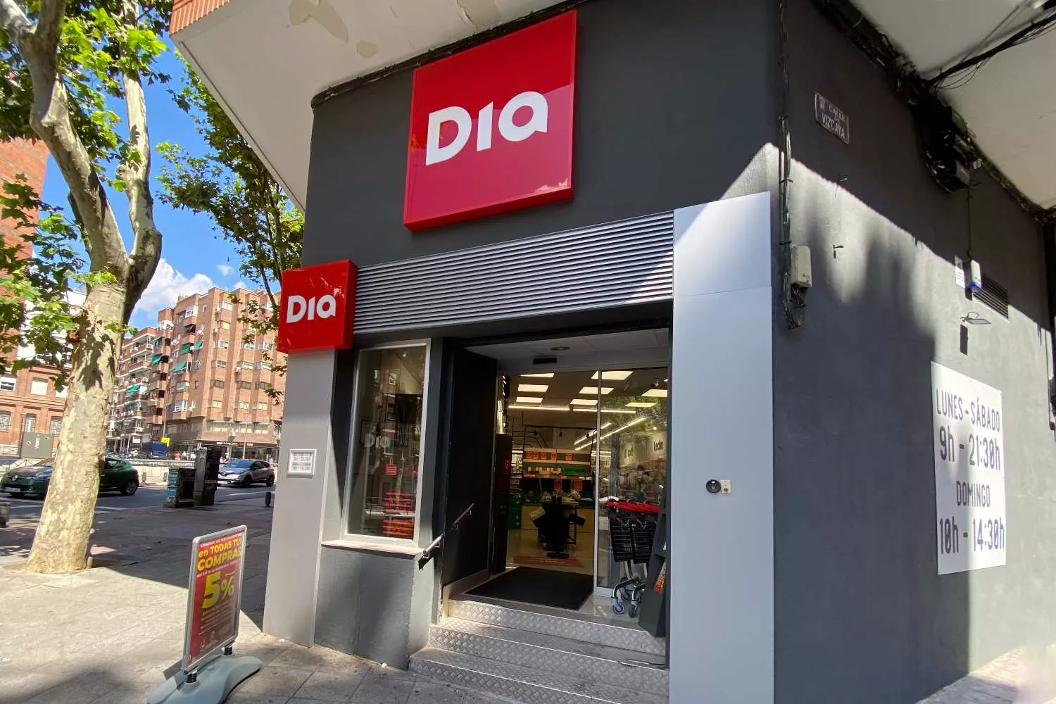 La entrada de un supermercado Dia