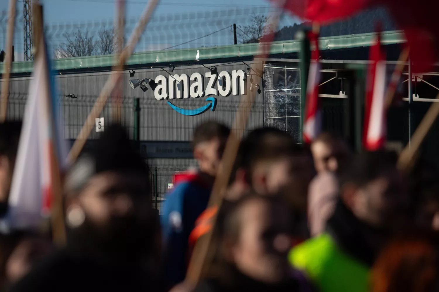 Trabajadores de la planta de Amazon se concentraron, a 23 de diciembre de 2025, en O Porriño, Pontevedra / ADRIÁN IRAGO - EP