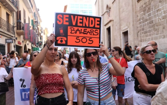 Varias personas con pancartas durante una manifestación por la vivienda EUROPA PRESS ISAAC BUJ (1)