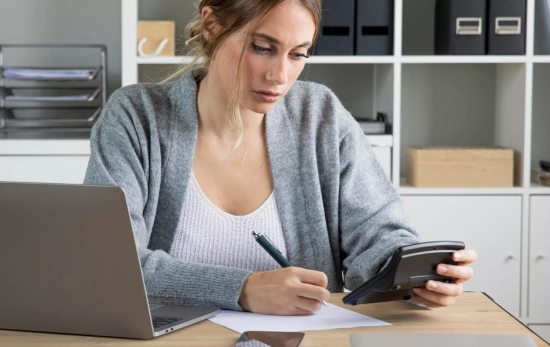 Una joven hace cuentas / FREEPIK