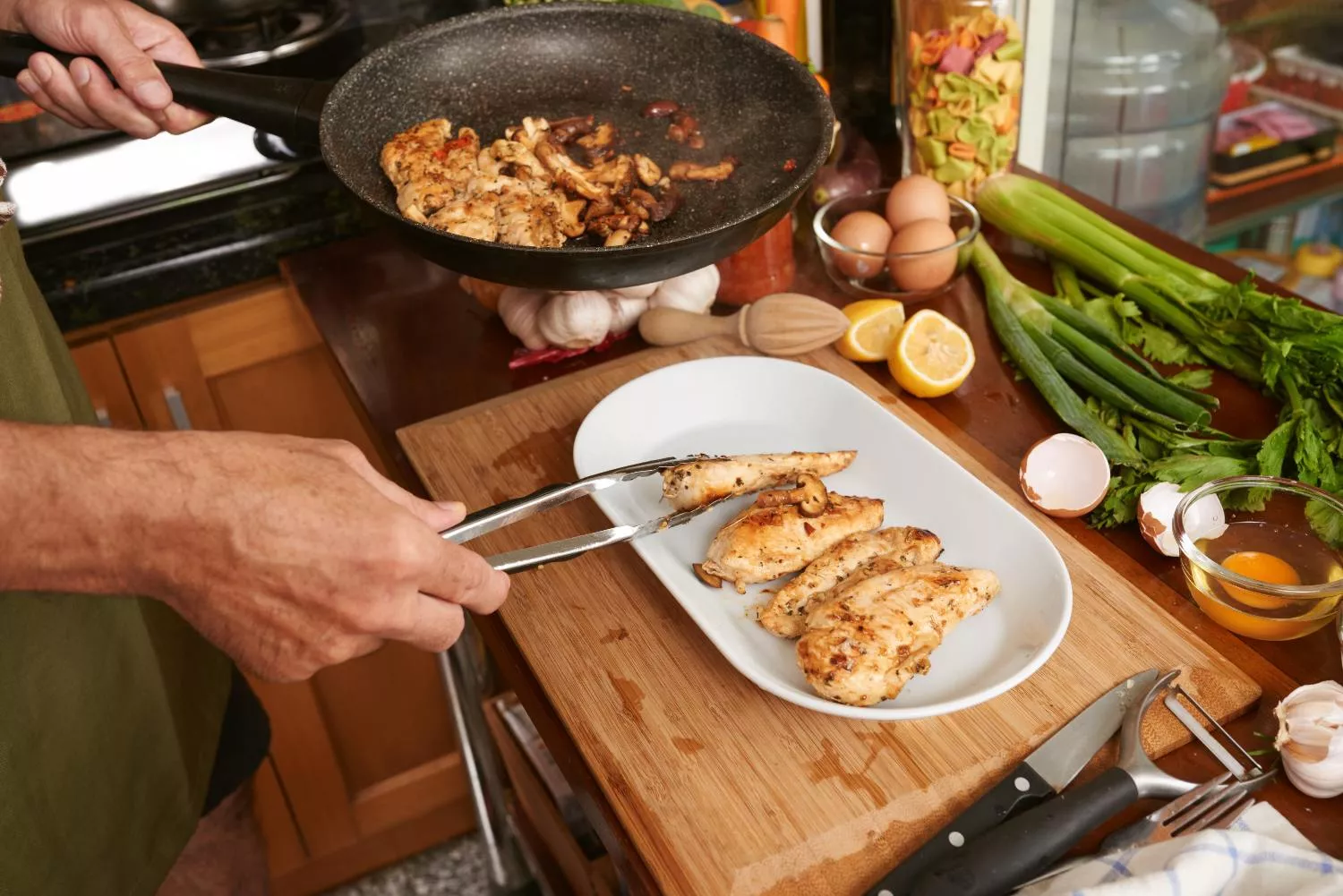 Una persona cocina alimentos con proteína