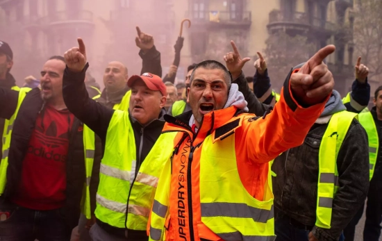 Varios transportistas del Puerto de Barcelona durante una manifestación