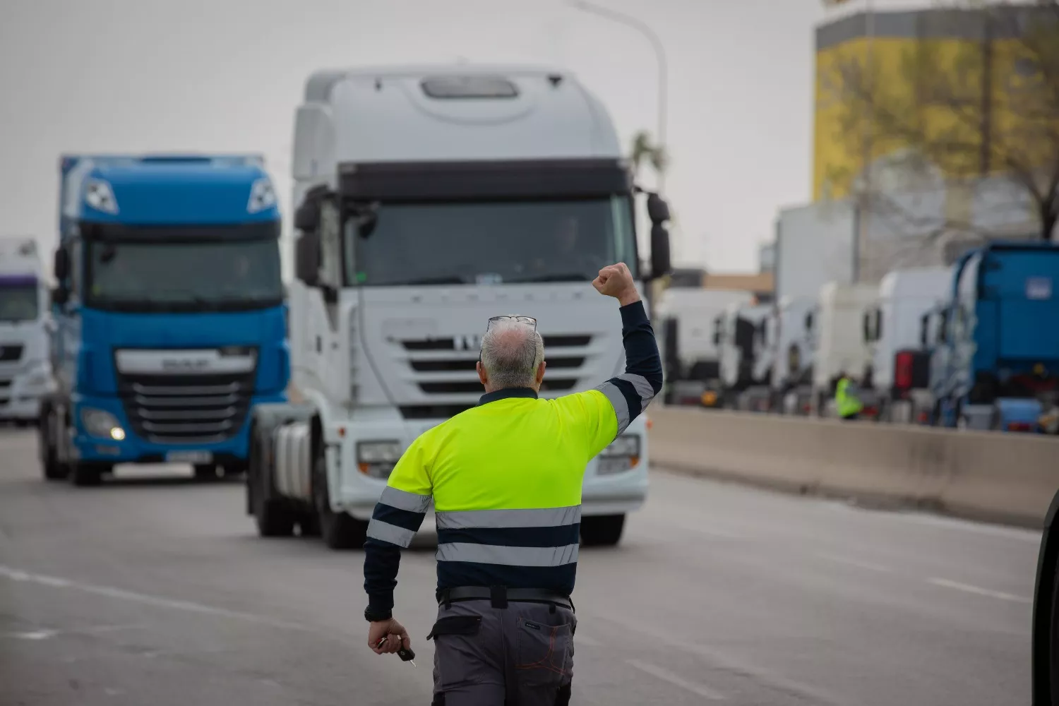 Un transportista levanta el brazo durante los paros de 2022