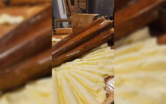 Mantequilla en una 'malaxadora', que sirve para amasar la mantequilla / CEDIDA Mantequilla en una 'malaxadora', que sirve para amasar la mantequilla / CEDIDA