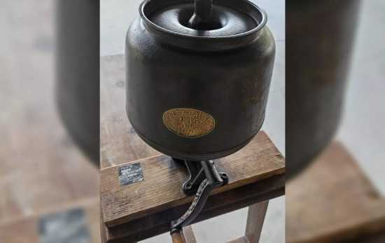 Una mantequera de principios del siglo XX. Sirve para batir la nata y obtener la mantequilla CEDID Una mantequera de principios del siglo XX. Sirve para batir la nata y obtener la mantequilla CEDID