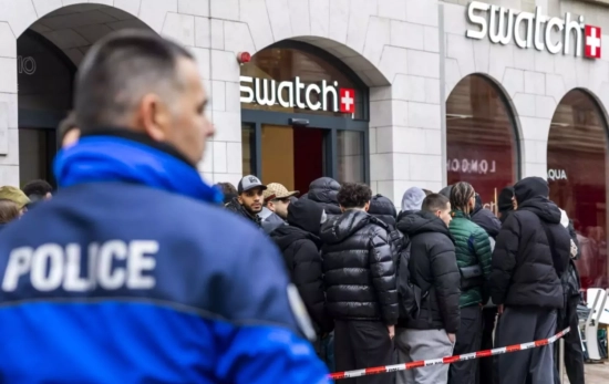 Policía suiza en la puerta de un establecimiento Swatch este fin de semana / SALVATORE DI NOLFI - EFE Policía suiza en la puerta de un establecimiento Swatch este fin de semana / SALVATORE DI NOLFI - EFE