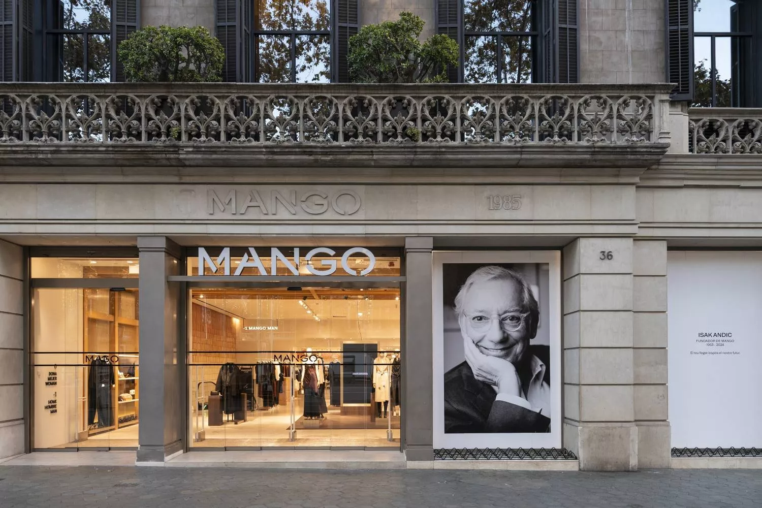 Una tienda de Mando en Barcelona rinde homenaje a Isak Andic, fundador de la firma   EP