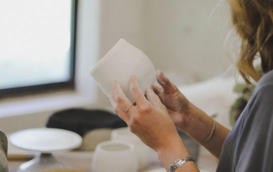 Una persona se apunta a hacer cerámica para conocer a otras personas creativas / Unsplash