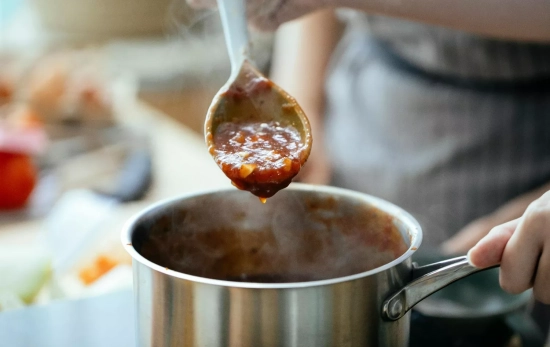 Una olla y una cuchara / PEXELS