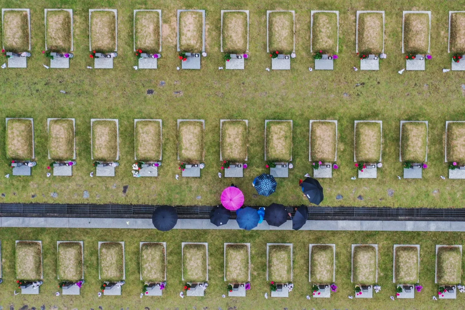 Personas visitan las tumbas de combatientes prodemocráticos asesinados en el Cementerio Nacional de