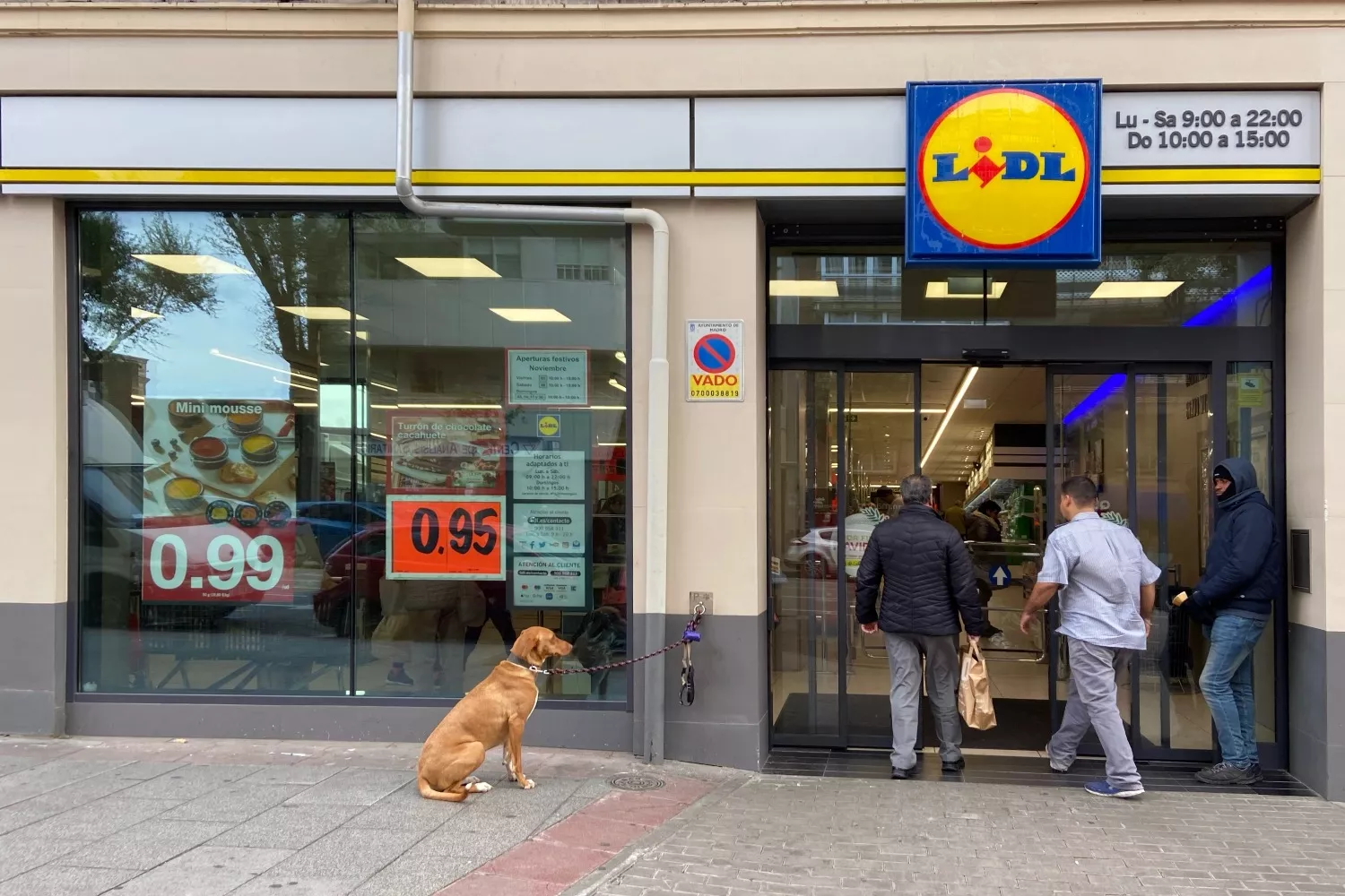 Clientes entran a un supermercado de Lidl   Eduardo Parra   EP