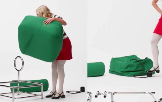 Una persona montando el sillón hinchable de IKEA PS 2026/ IKEA Una persona montando el sillón hinchable de IKEA PS 2026/ IKEA