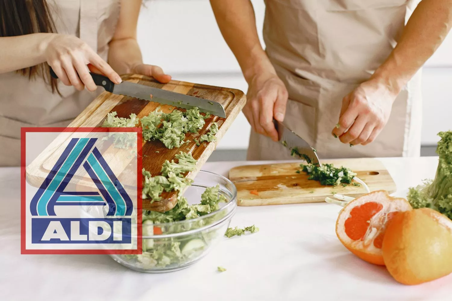 Dos personas cocinan productos de Aldi / FOTOMONTAJE