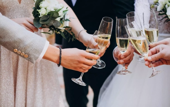 Brindis en una boda / FREEPIK Brindis en una boda / FREEPIK