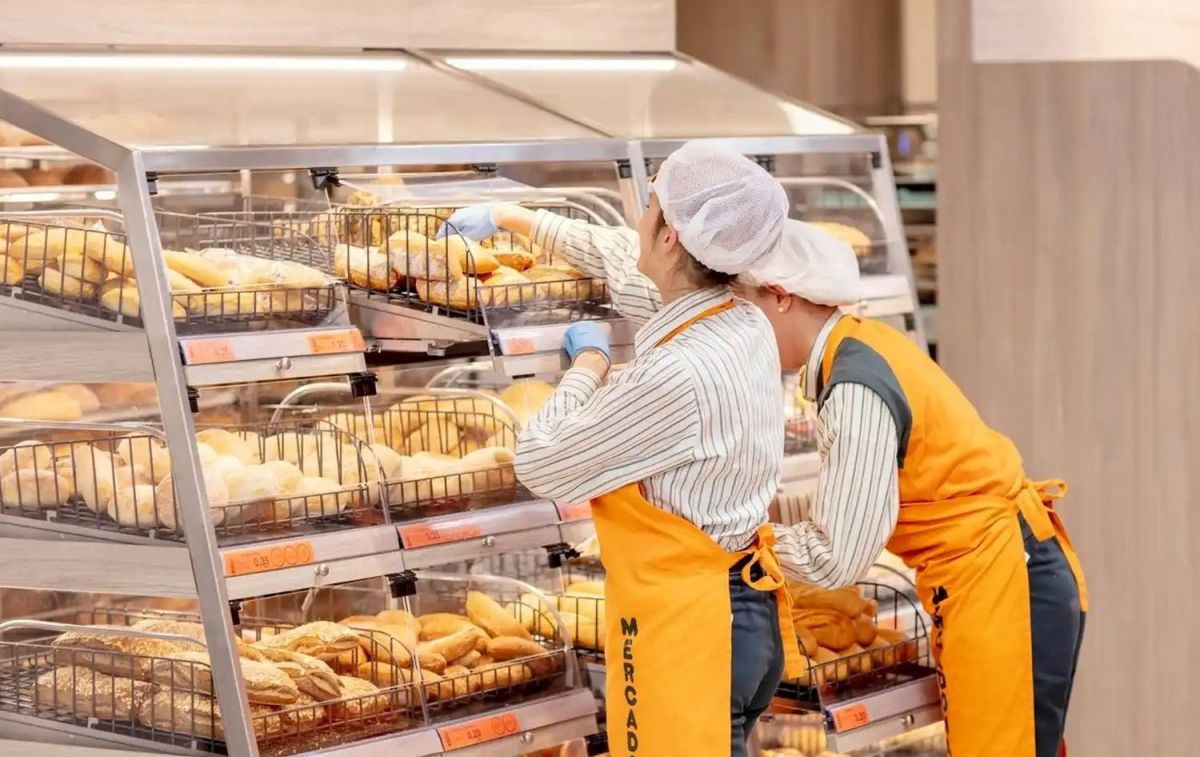 Dos trabajadoras de Mercadona colocan el pan en su sitio / EP