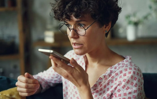 Una mujer habla por teléfono / PEXELS