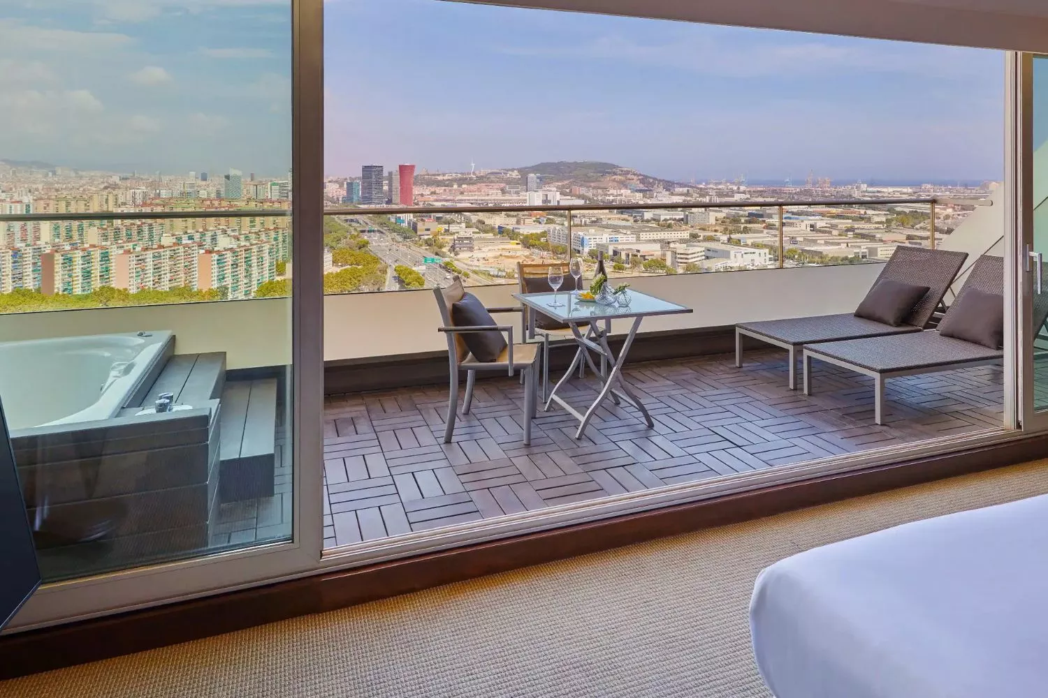 Una habitación con terraza del hotel Hyatt Regency Barcelona / HYATT