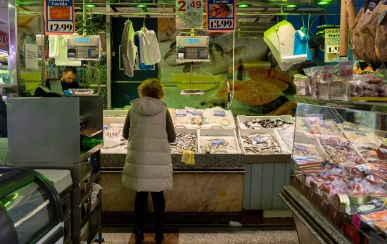 Una mujer compra en una pescadería / EUROPA PRESS - EDUARDO PARRA Una mujer compra en una pescadería / EUROPA PRESS - EDUARDO PARRA
