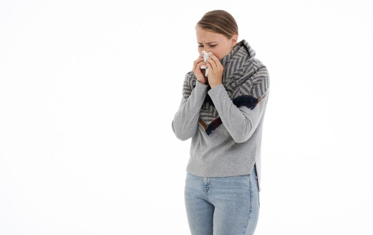 Una chica se suena la nariz como consecuencia de un resfriado / PIXABAY