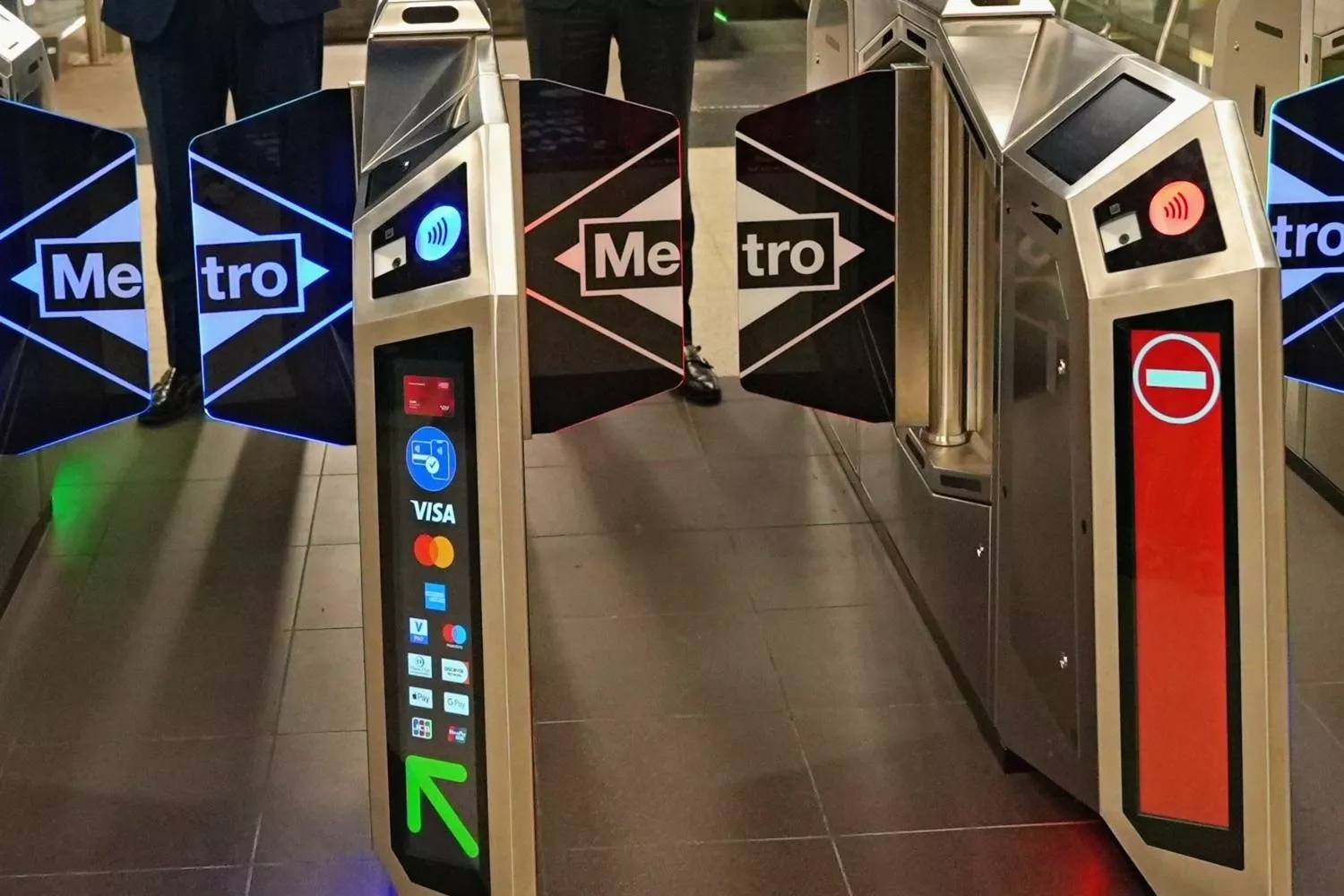Tornos que permiten el pago con tarjeta directo en las estaciones de metro de Madrid / EP