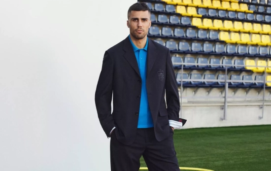 El futbolista español Rodri Hernández, con el traje de Loewe, que viste a la selección hasta 2030 / EP El futbolista español Rodri Hernández, con el traje de Loewe, que viste a la selección hasta 2030 / EP