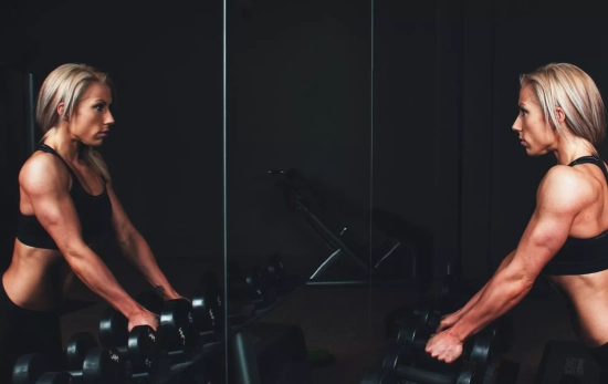 Una mujer entrenando/ CANVA