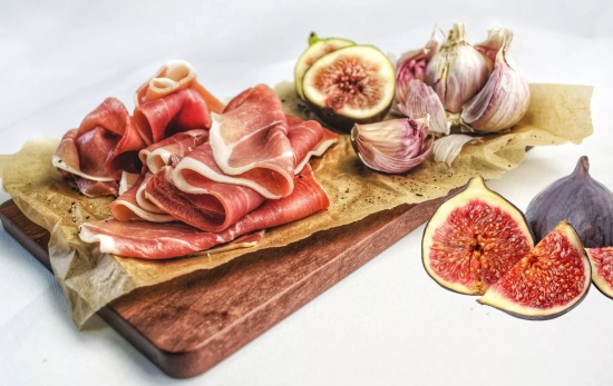 Brevas con jamón/ CANVA Brevas con jamón/ CANVA