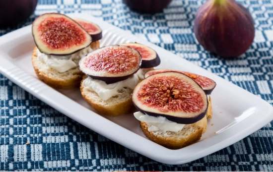 Aperitivo de brevas con queso y pan/ CANVA Aperitivo de brevas con queso y pan/ CANVA