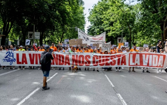 Manifestantes portan pancarta con lema 'La vivienda nos cuesta la vida' durante una manifestación Manifestantes portan pancarta con lema 'La vivienda nos cuesta la vida' durante una manifestación