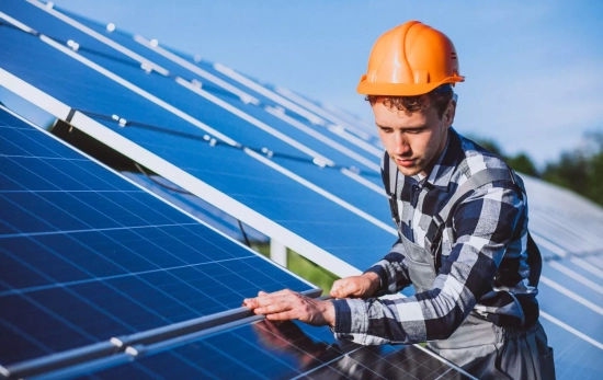 técnico de placas solares / FREEPIK - senivpetro